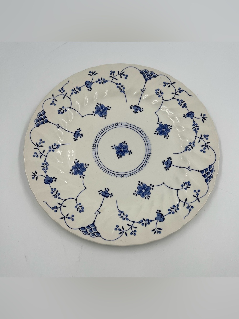Myott Finlandia Blue White Floral Dinner Plate 10" England Staffordshire vintage